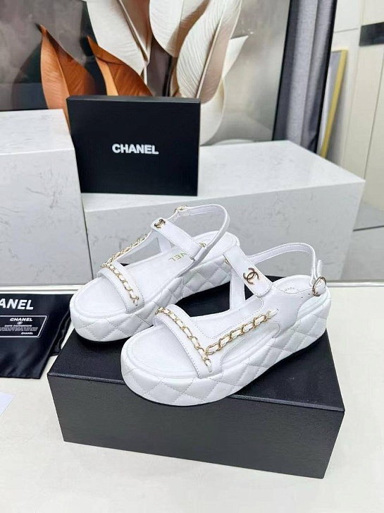 Женские кожаные сандалии белого цвета Chanel