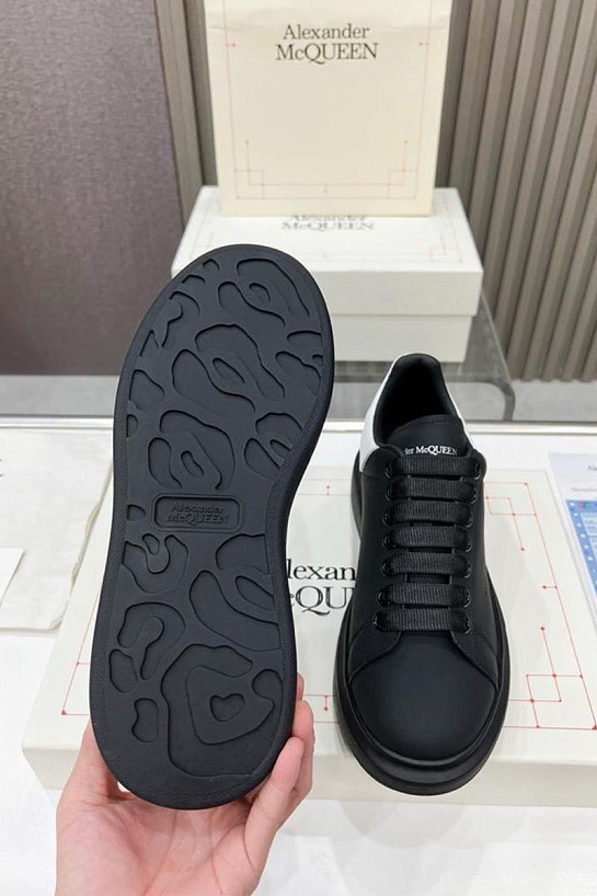Кожаные кроссовки Alexander McQueen чёрного цвета