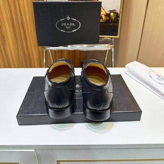 Мужские чёрные лоферы Prada triangle-logo