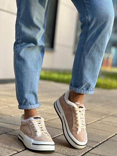 Женские замшевые кроссовки с мехом Dior   