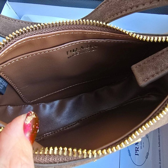 Замшевая сумка Prada 23x14 см