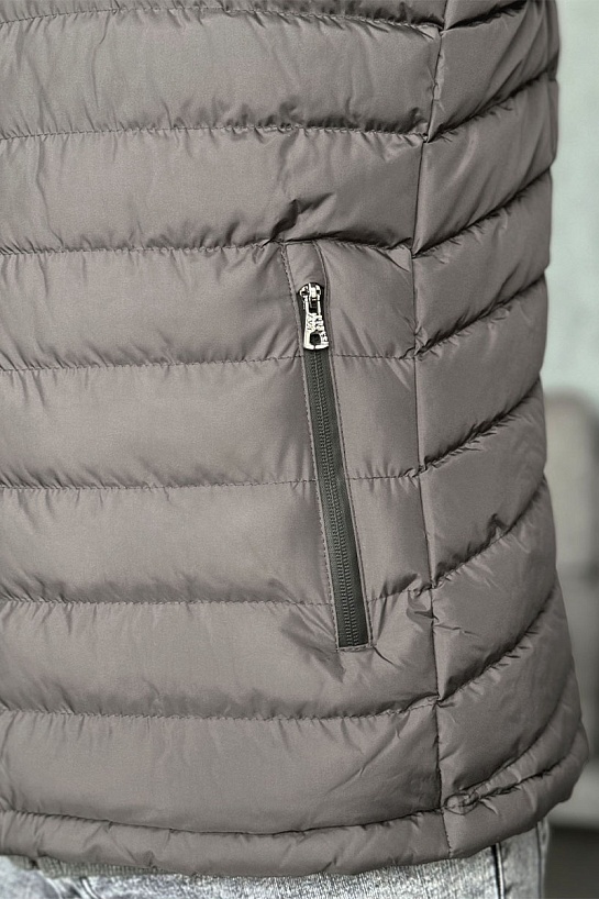 Мужской жилет Emporio Armani 7 серо-бежевого цвета
