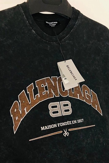 Оверсайз футболка Balenciaga с рваной отделкой цвета антрацит   