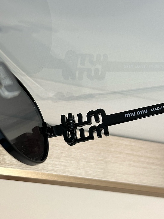Женские солнцезащитные очки MIU MIU Oval