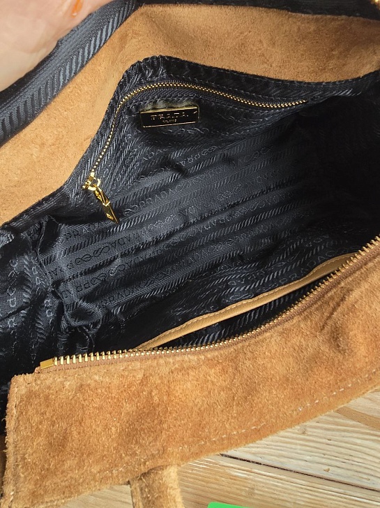Замшевая сумка Prada 30x16 см