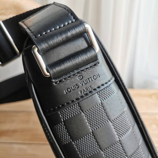 Кожаная сумка Louis Vuitton District Damier Infini 25x22 см   