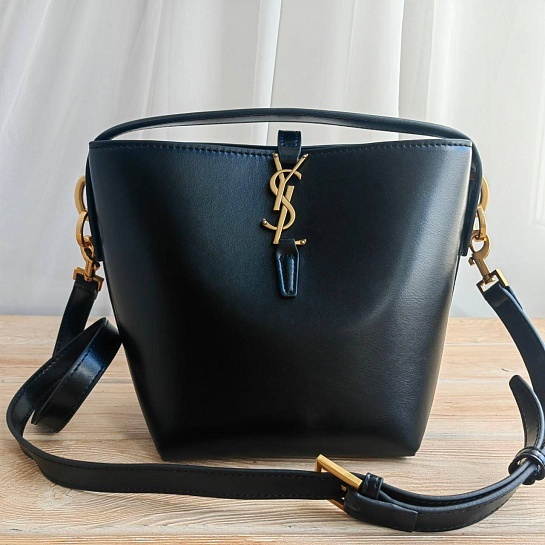 Кожаная сумка Yves Saint Laurent Le 37 bucket bag 20x25 см