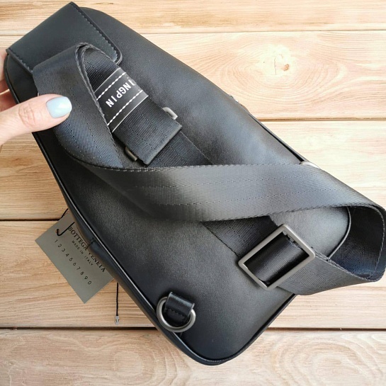 Кожаная чёрная сумка Bottega Veneta 28x18 см