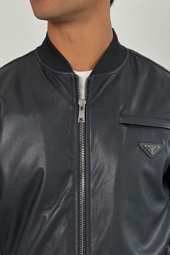Кожаная куртка чёрного цвета Prada logo-plaque   