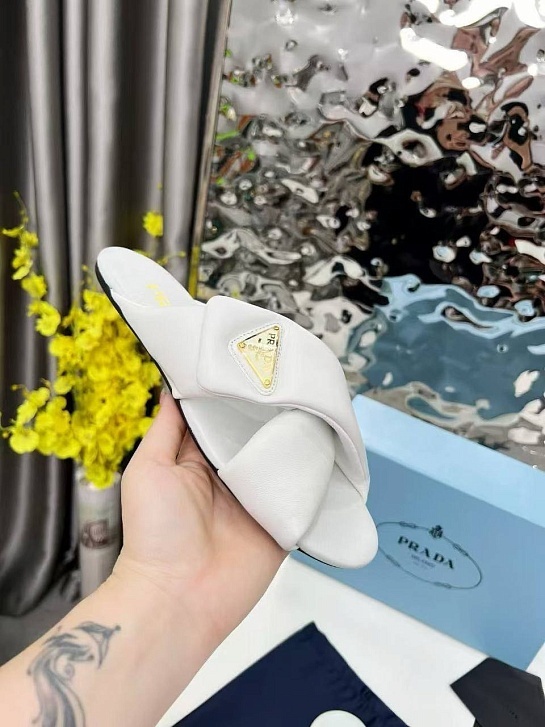 Женские кожаные шлёпанцы Prada белого цвета