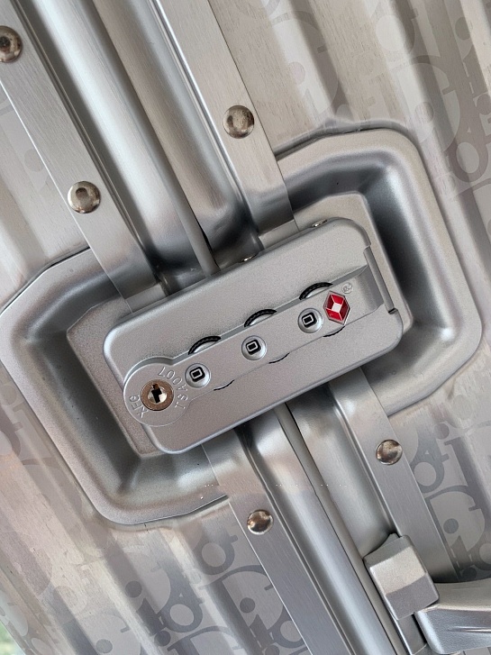 Чемодан Rimowa x Dior Aluminum M Premium 67x42x27 см