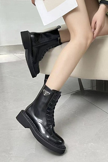 Женские кожаные ботинки Prada   