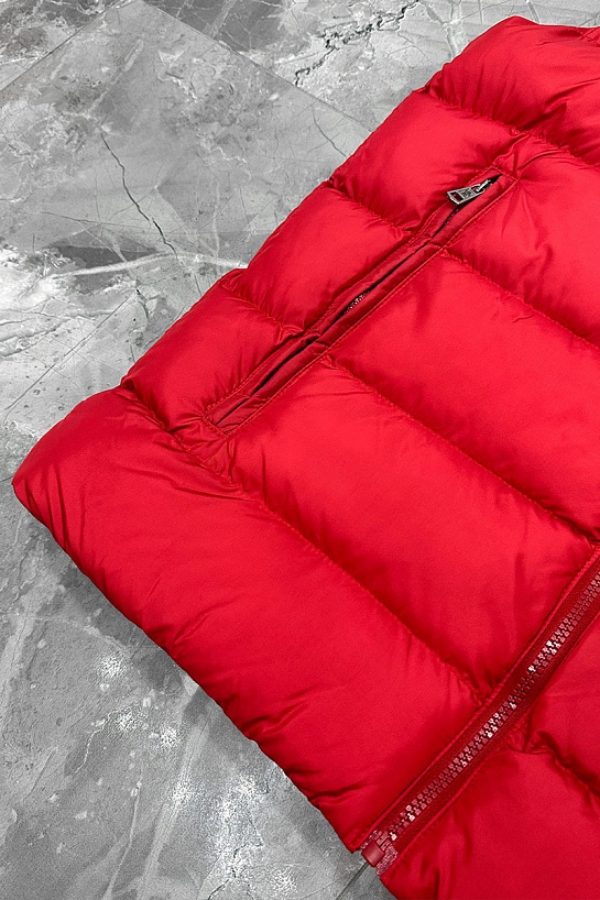 Мужской жилет Moncler красного цвета