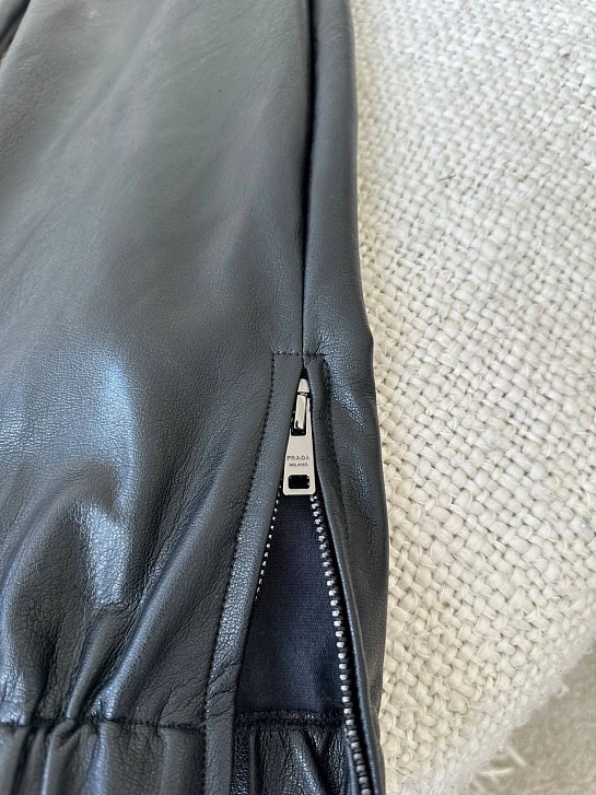 Женские чёрные леггинсы из эко–кожи Prada