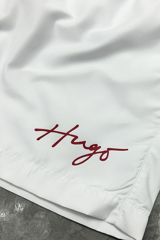 Мужские шорты Hugo Boss белого цвета