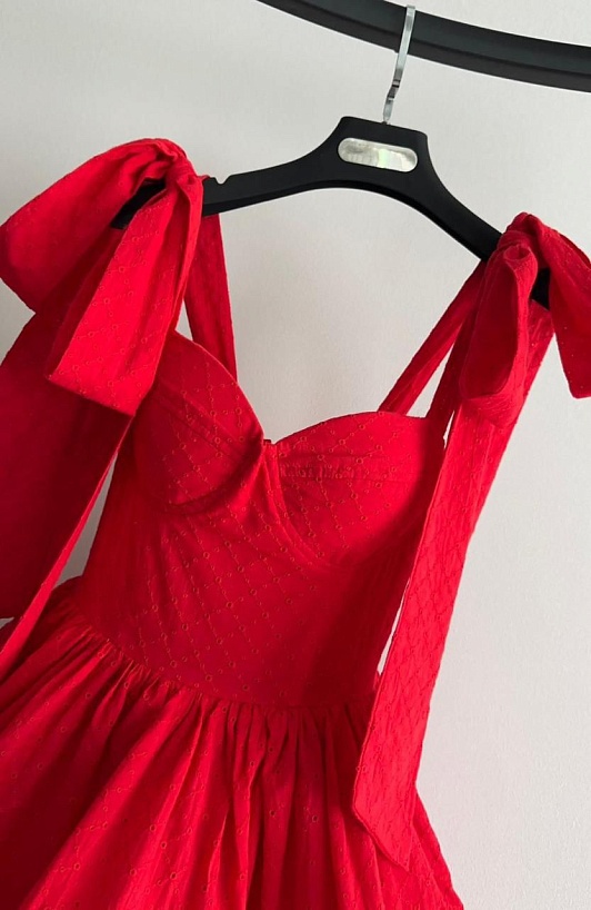 Красное женское платье Yves Saint Laurent