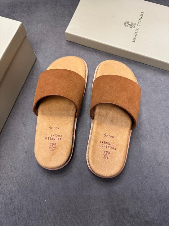 Замшевые шлёпанцы Brunello Cucinelli бежевого цвета