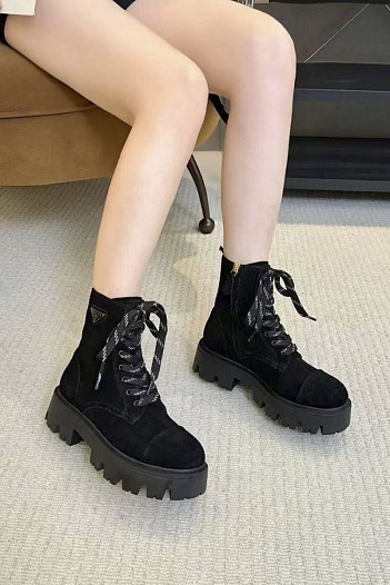 Женские замшевые ботинки Prada   