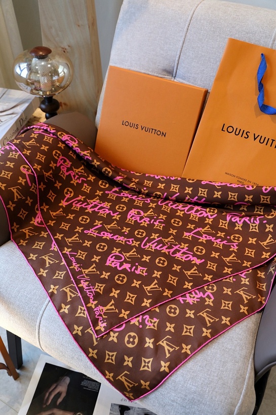Платок Louis Vuitton LV Script Square premium 89x88 см