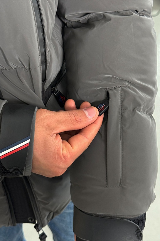 Мужская утеплённая куртка Moncler серого цвета