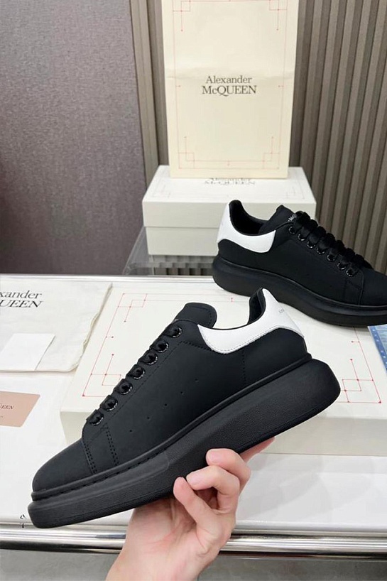 Кожаные кроссовки Alexander McQueen чёрного цвета