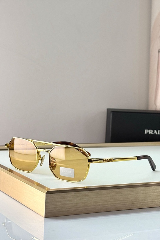Солнцезащитные очки Prada 