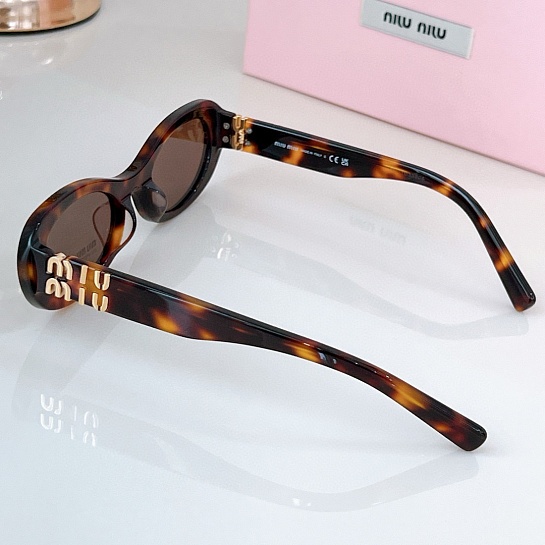 Женские солнцезащитные очки MIU MIU с леопардовой оправой