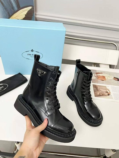Женские кожаные ботинки Prada   