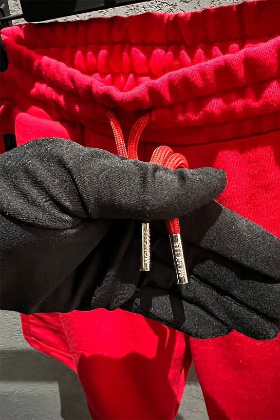 Брендовые мужские шорты Moncler красного цвета