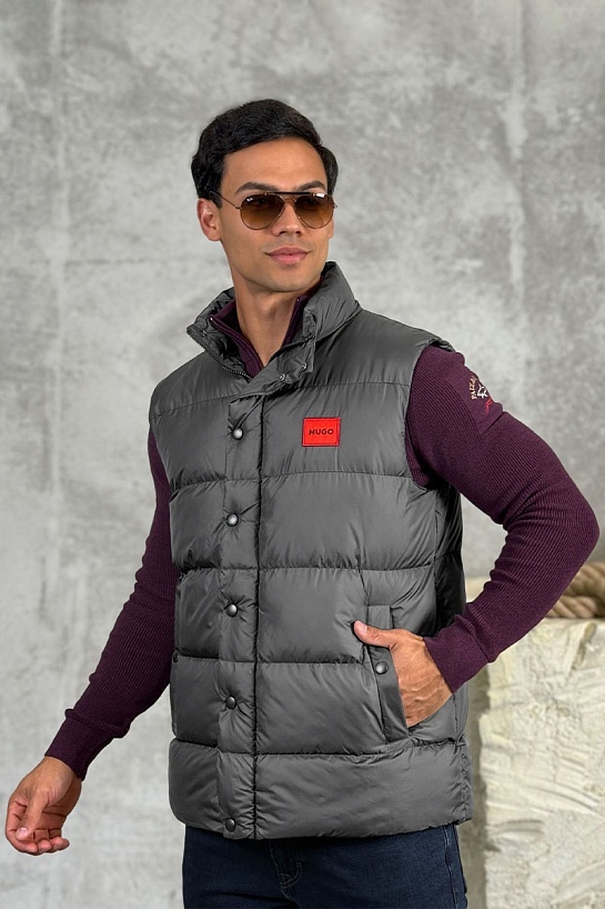 Мужской жилет Hugo Boss серого цвета