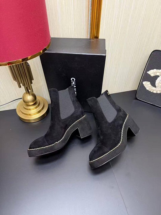 Женские замшевые сапоги Chanel