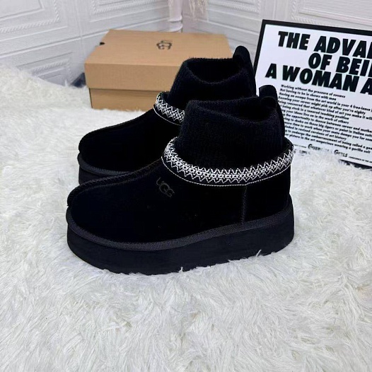 Женские ботинки UGG Classic Mini Cresent - Black   