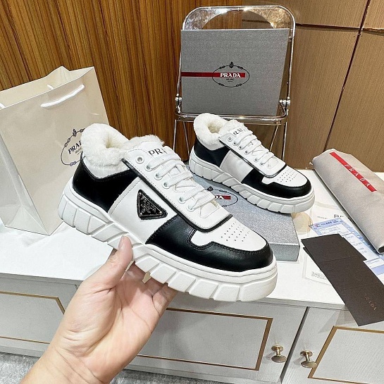 Кожаные кроссовки с мехом Prada