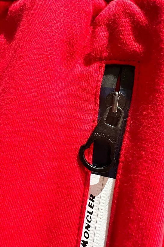 Брендовые мужские шорты Moncler красного цвета