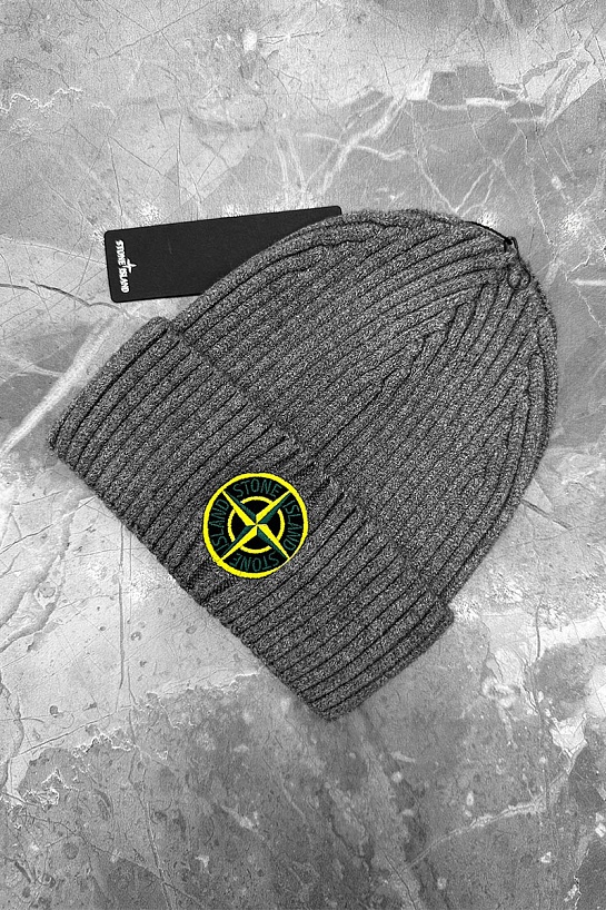Шапка серого цвета Stone Island compass badge