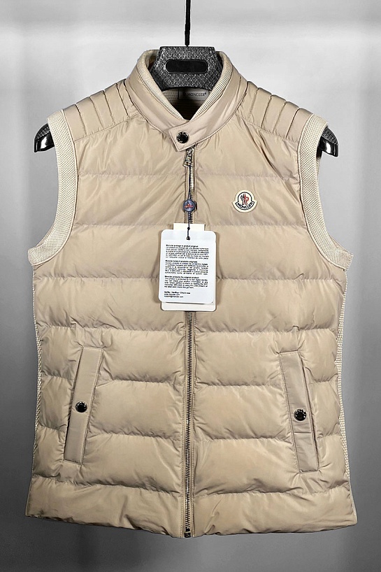 Мужской брендовый жилет Moncler бежевого цвета