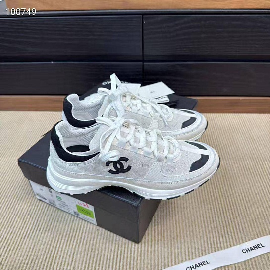 Женские белые кроссовки Chanel