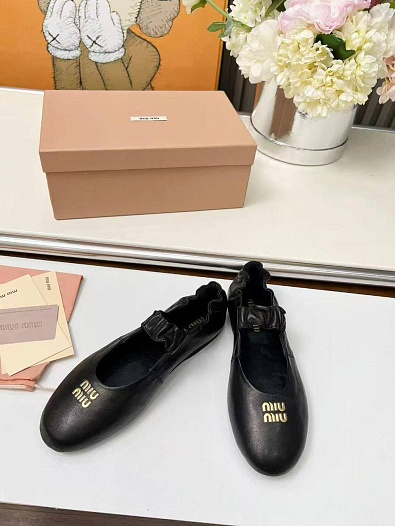 Женские кожаные балетки с круглым мысом MIU MIU   