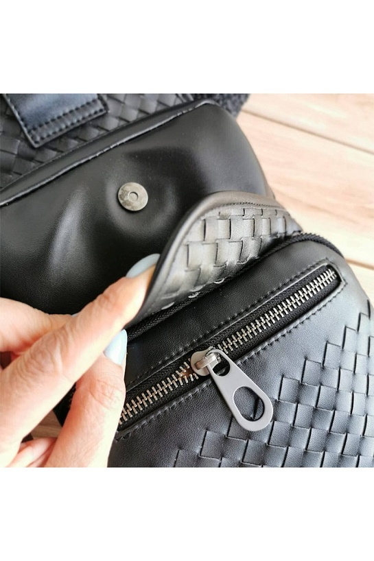 Кожаная чёрная сумка Bottega Veneta 33x17 см