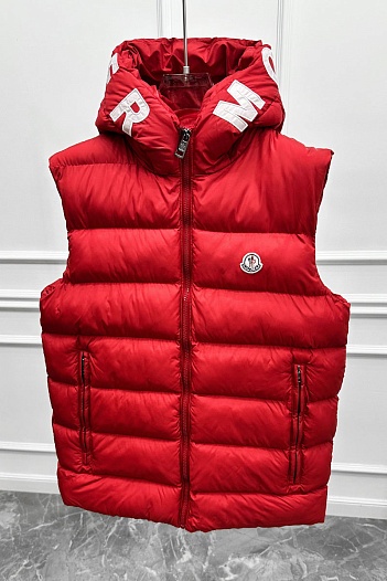 Мужской жилет Moncler красного цвета   
