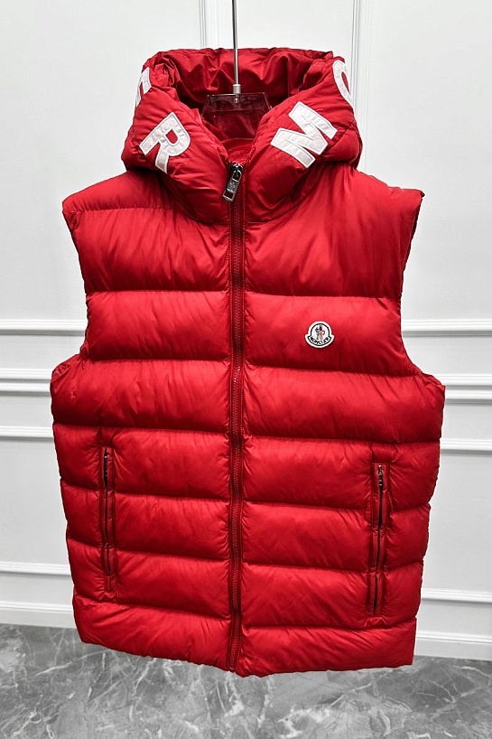 Мужской жилет Moncler красного цвета