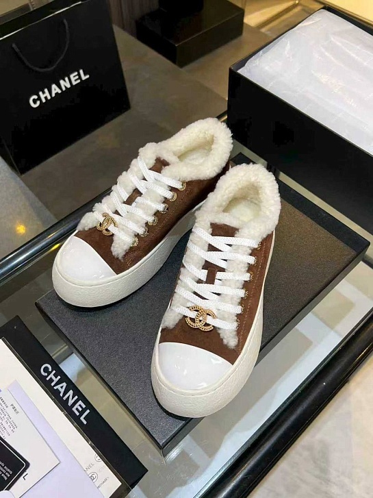 Женские замшевые кроссовки с мехом Chanel premium - Chestnut