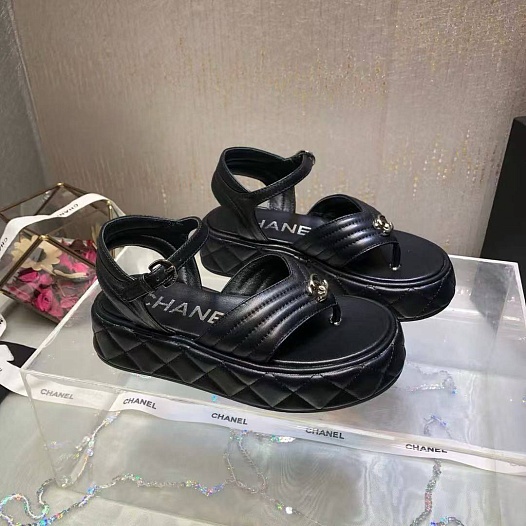 Женские кожаные сандалии чёрного цвета Chanel   