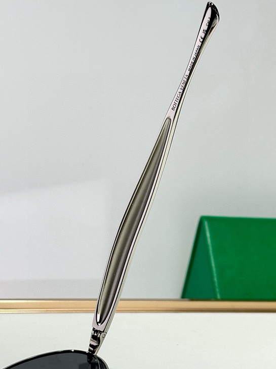 Солнцезащитные очки Bottega Veneta Sardine Oval