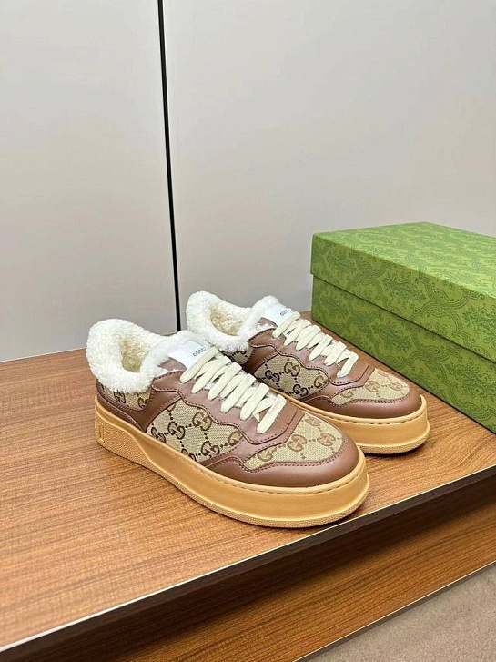Женские кожаные кроссовки с мехом Gucci GG Premium