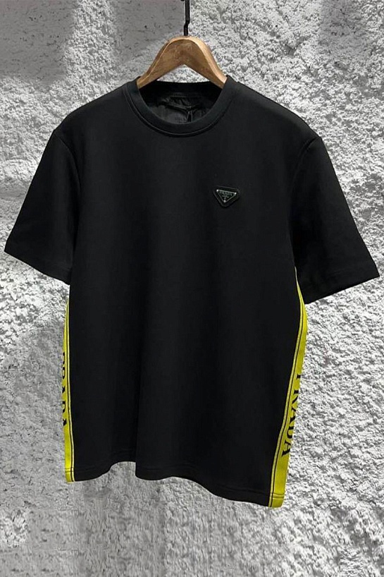 Чёрная мужская футболка Prada