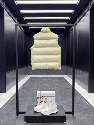 Мужской бежевый жилет Moncler Lipsi   