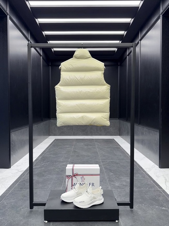 Мужской бежевый жилет Moncler Lipsi