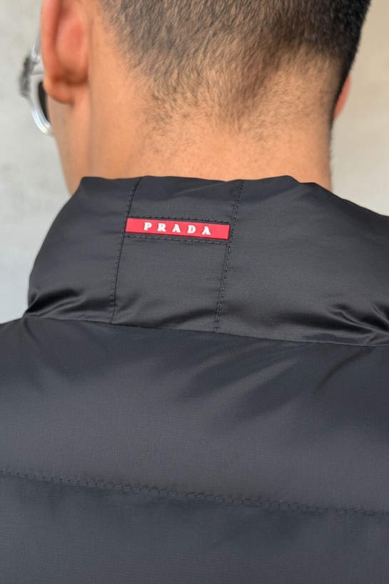 Жилет цвета антрацит Prada logo-plaque