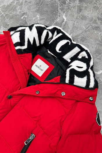 Мужской пуховик Moncler красного цвета   
